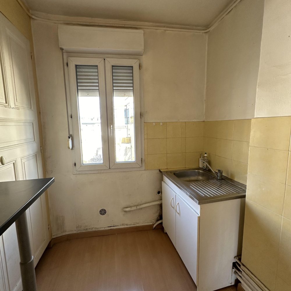 Photo 3 cuisine avant travaux peinture BS ENTREPRISE