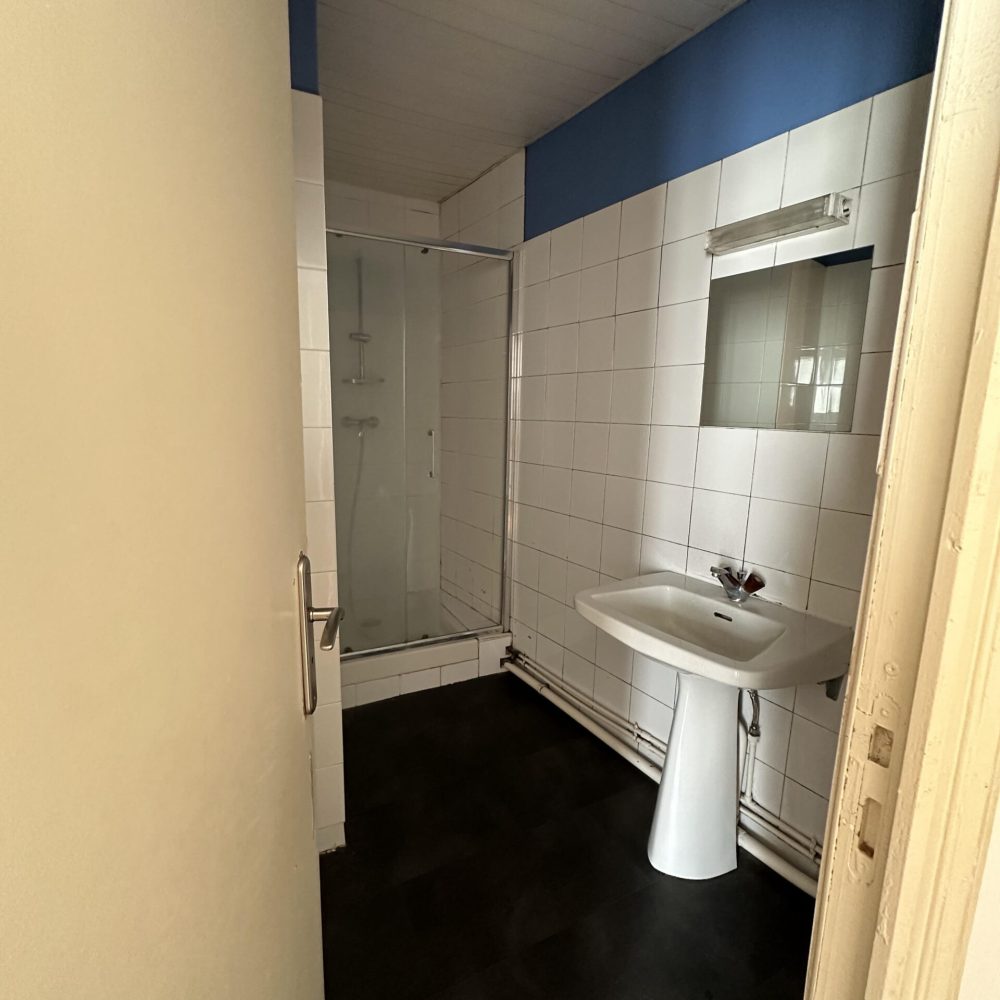 Photo 5 salle de bain avant travaux peinture BS ENTREPRISE